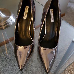 Silver metallic sz 11 pump, never worn